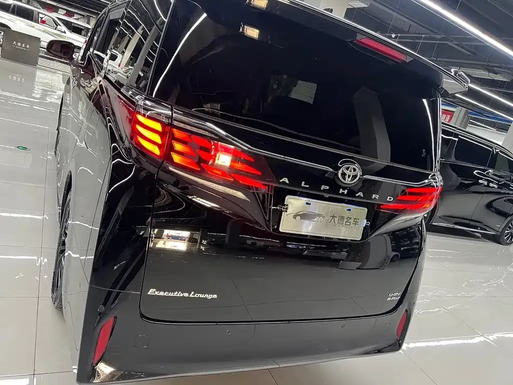 Toyota Alphard — фото 9