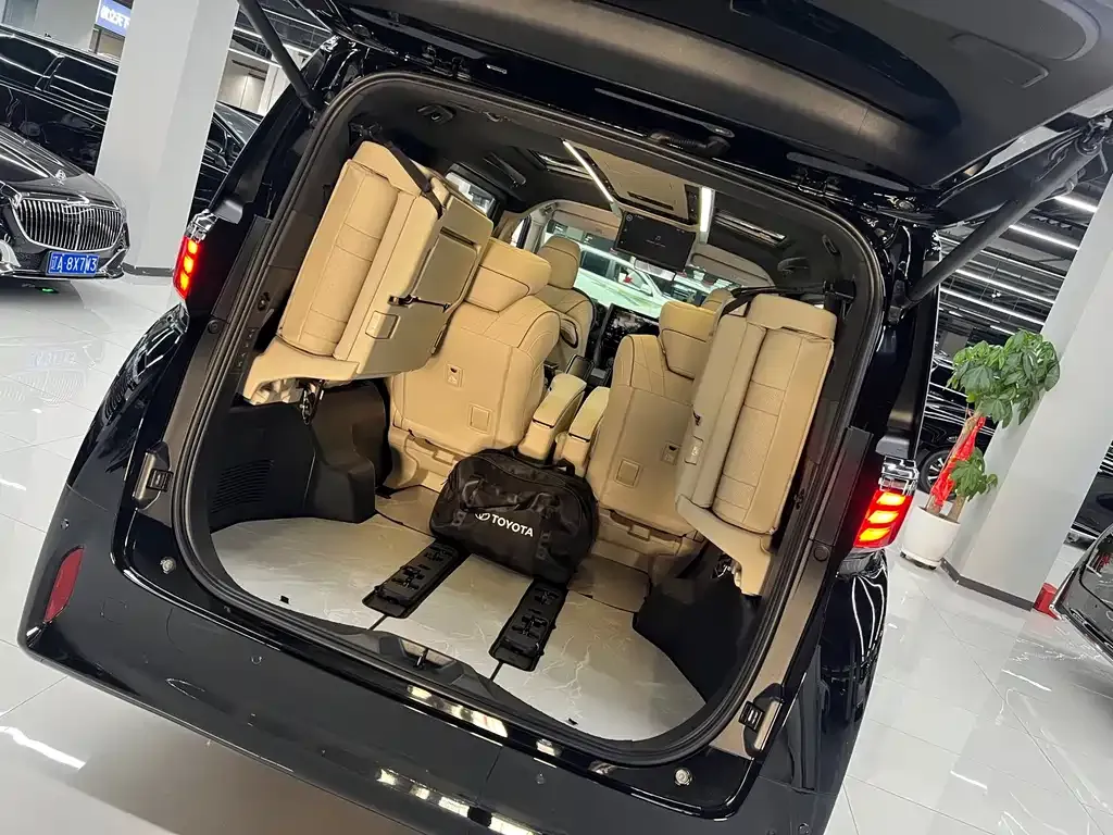 Toyota Alphard — фото 8