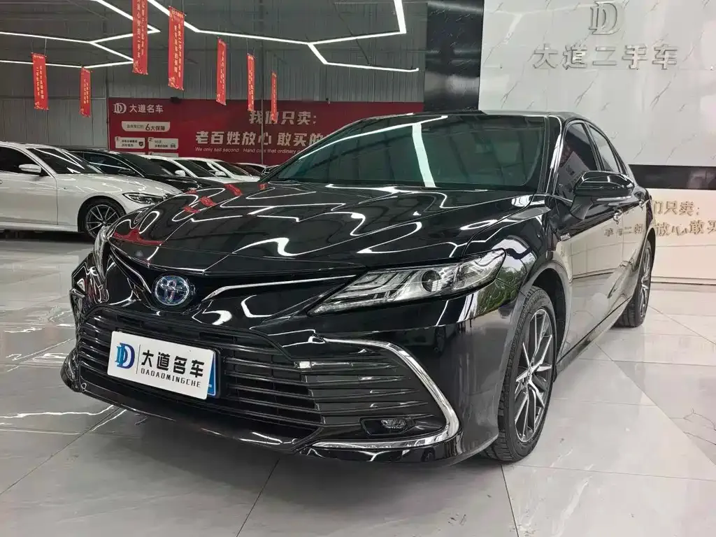 Toyota Camry — фото 1