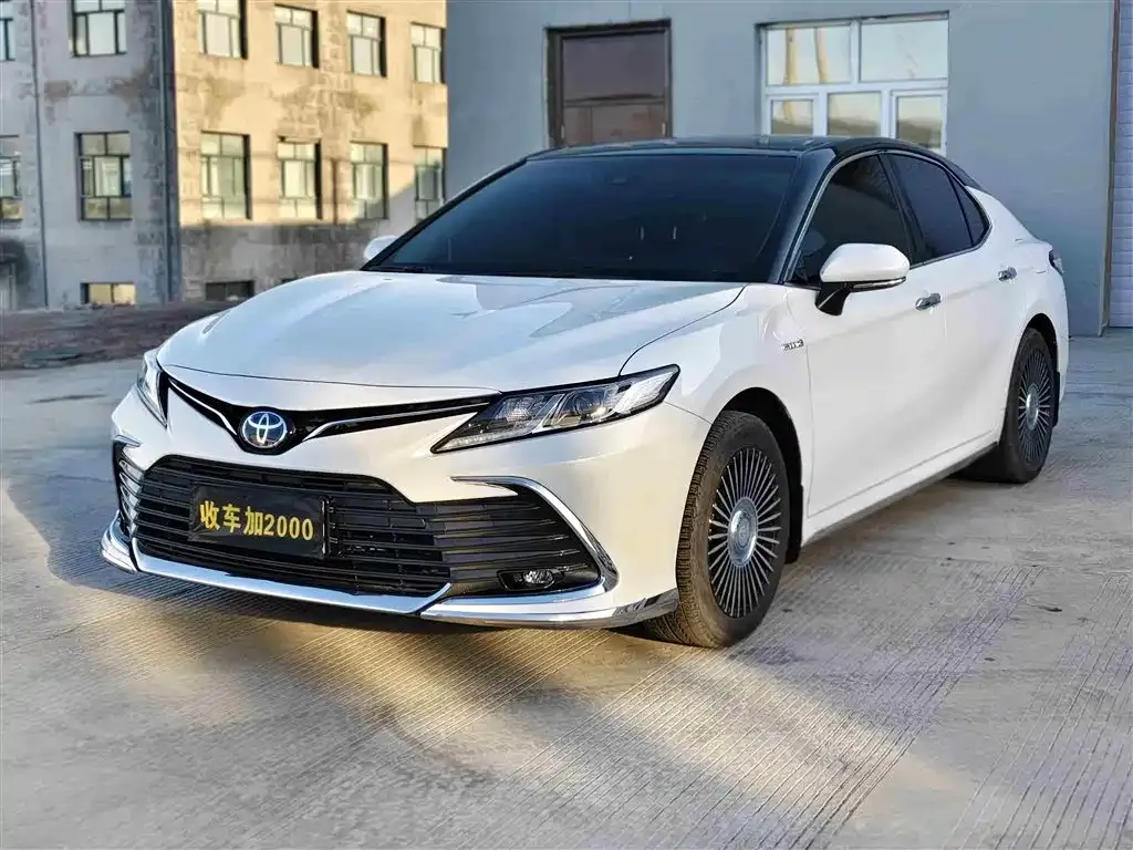 Toyota Camry — фото 1