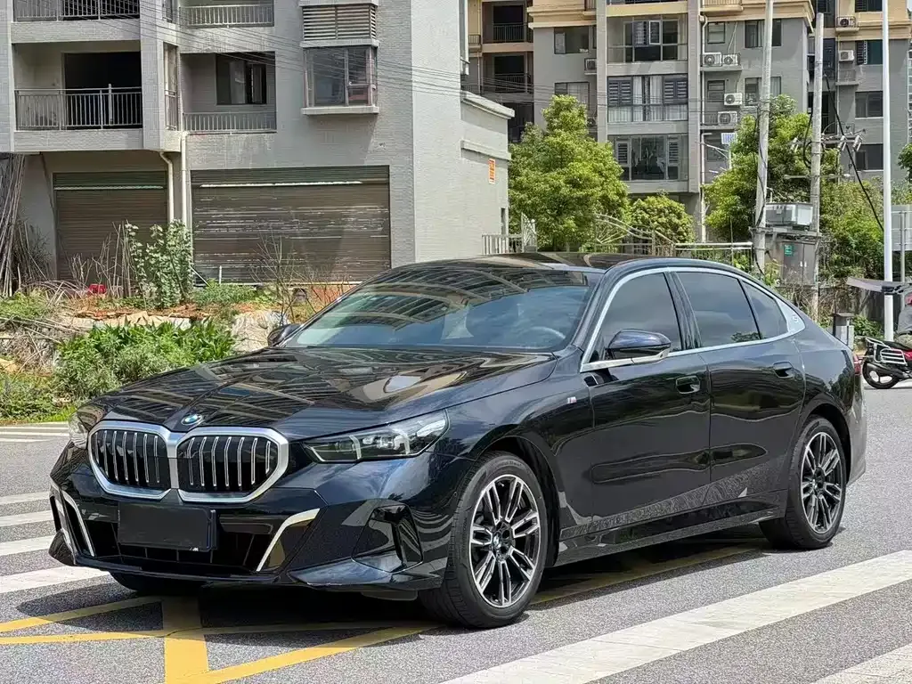 BMW 5 Series — фото 1