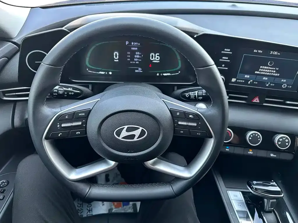 Hyundai Elantra — фото 4