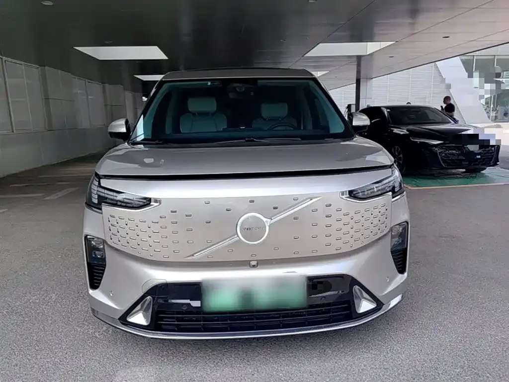 Volvo EM90 2024 из CN, фото 10