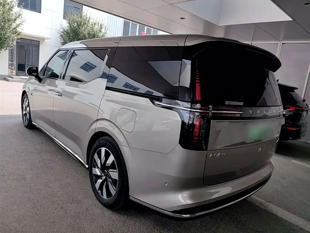 Volvo EM90 2024 из CN, фото 8