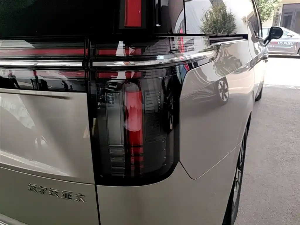 Volvo EM90 2024 из CN, фото 3
