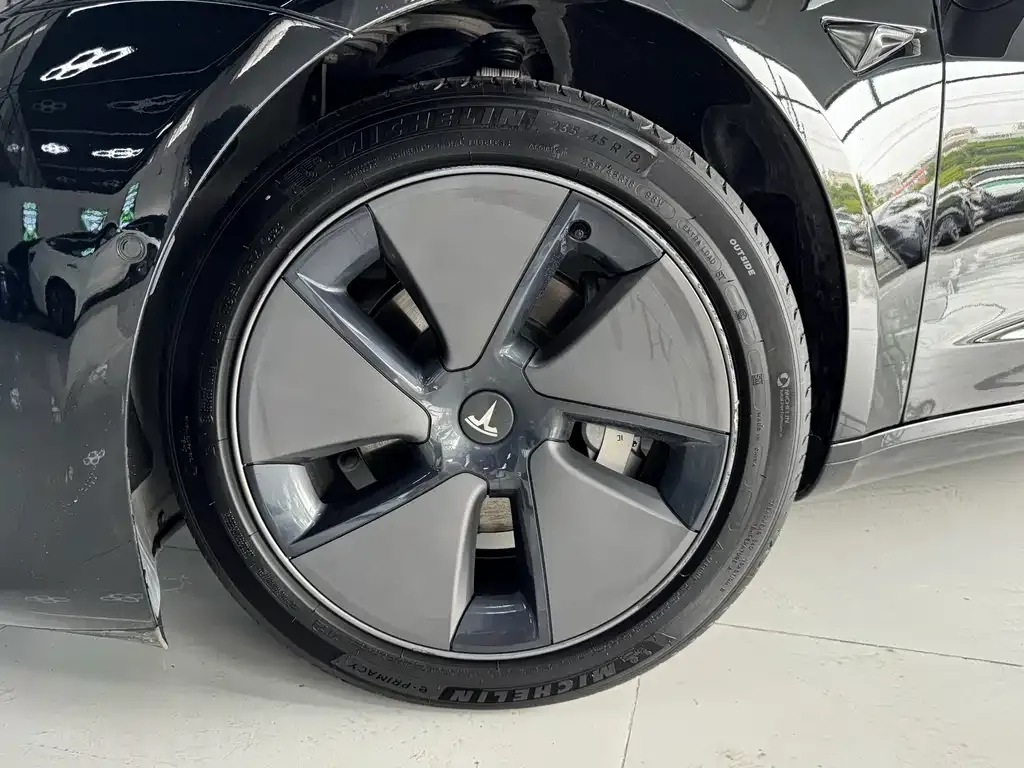 Tesla Model 3 — фото 4