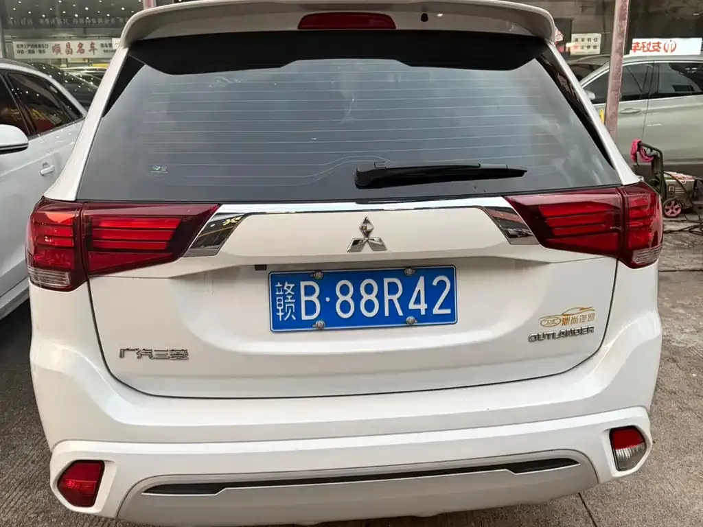 Mitsubishi Outlander — фото 7