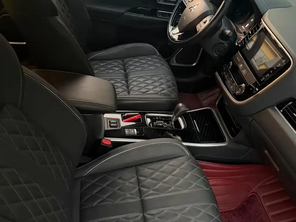 Mitsubishi Outlander — фото 9