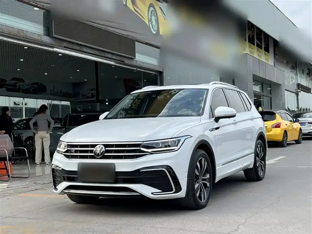 Volkswagen Tiguan L — фото 1