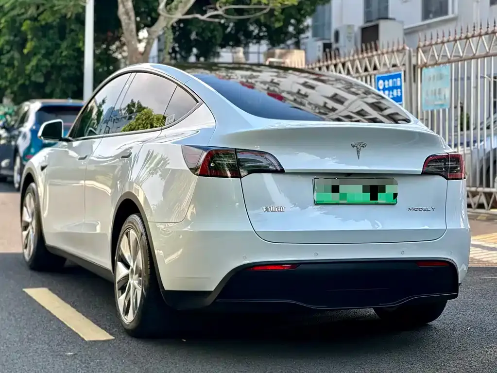 Tesla Model Y — фото 9