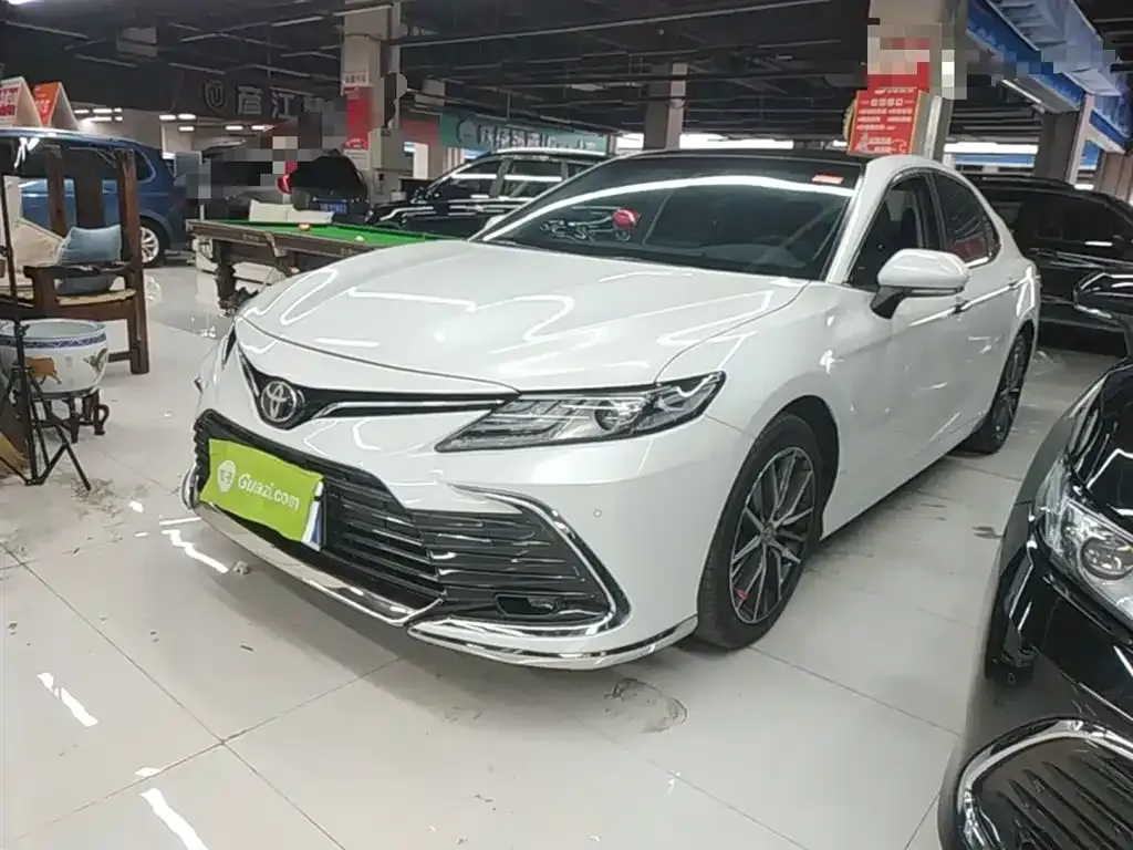 Toyota Camry — фото 1