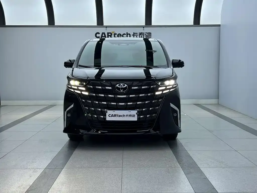 Toyota Alphard — фото 1