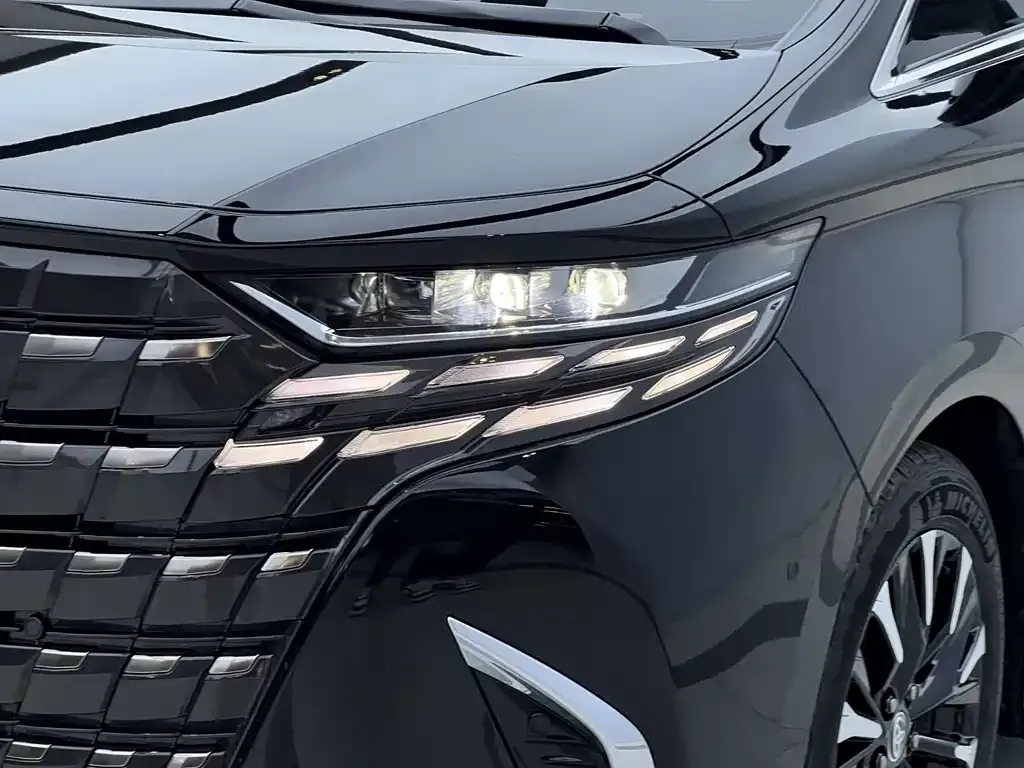 Toyota Alphard — фото 5