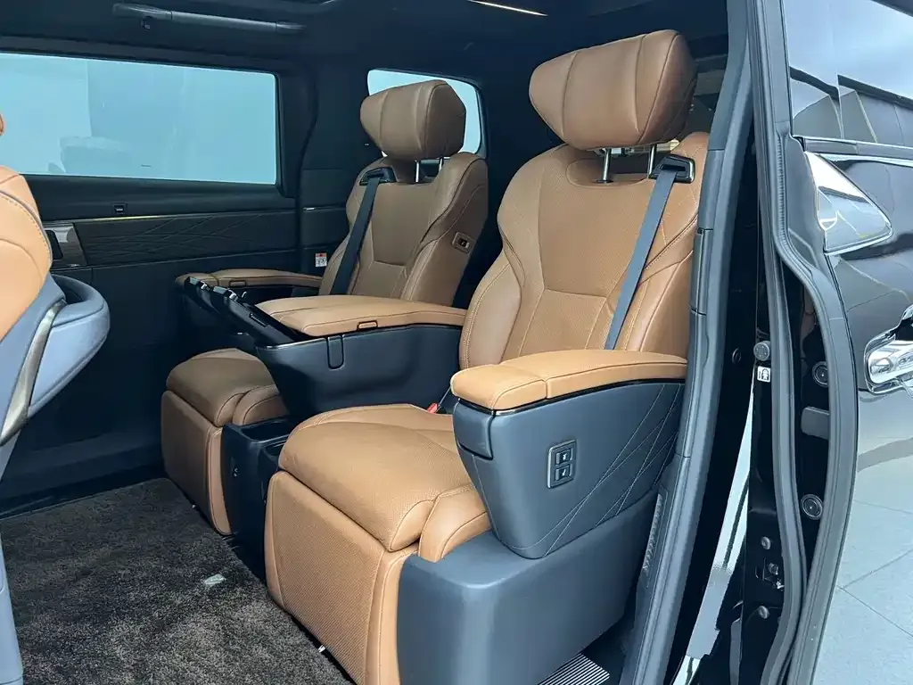 Toyota Alphard — фото 10
