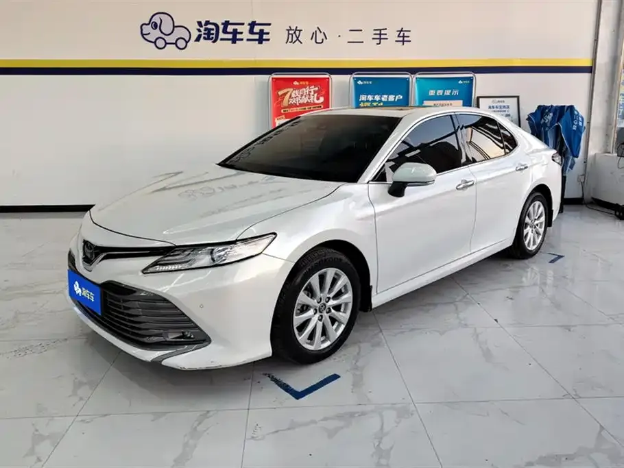 Toyota Camry — фото 1