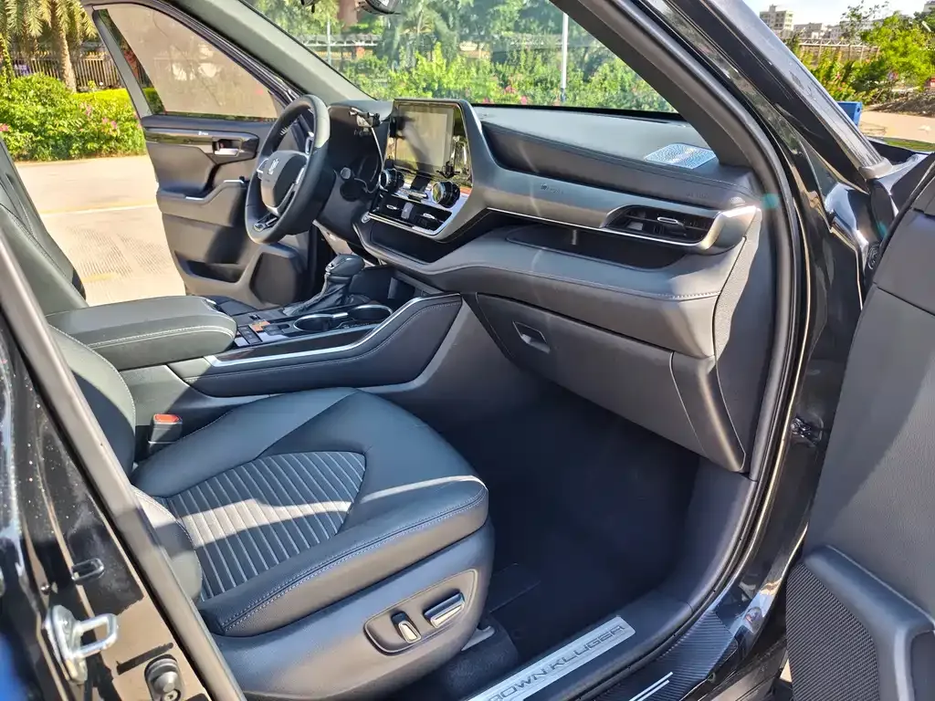 Toyota Crown Kluger 2023 из CN, фото 6