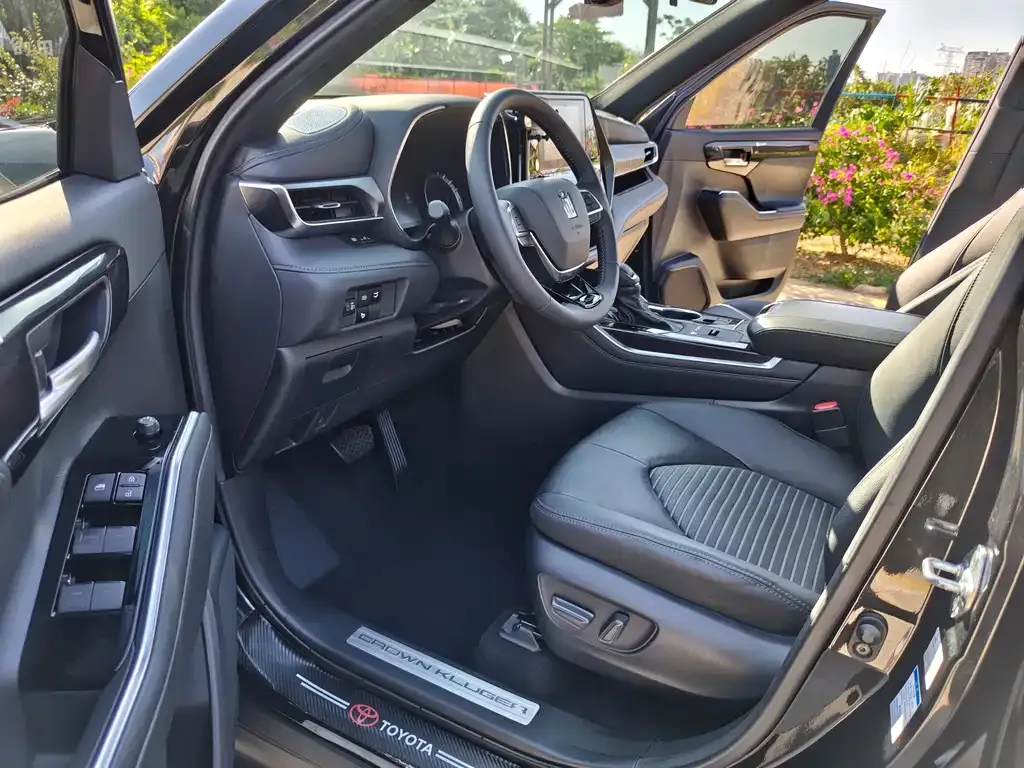 Toyota Crown Kluger 2023 из CN, фото 2