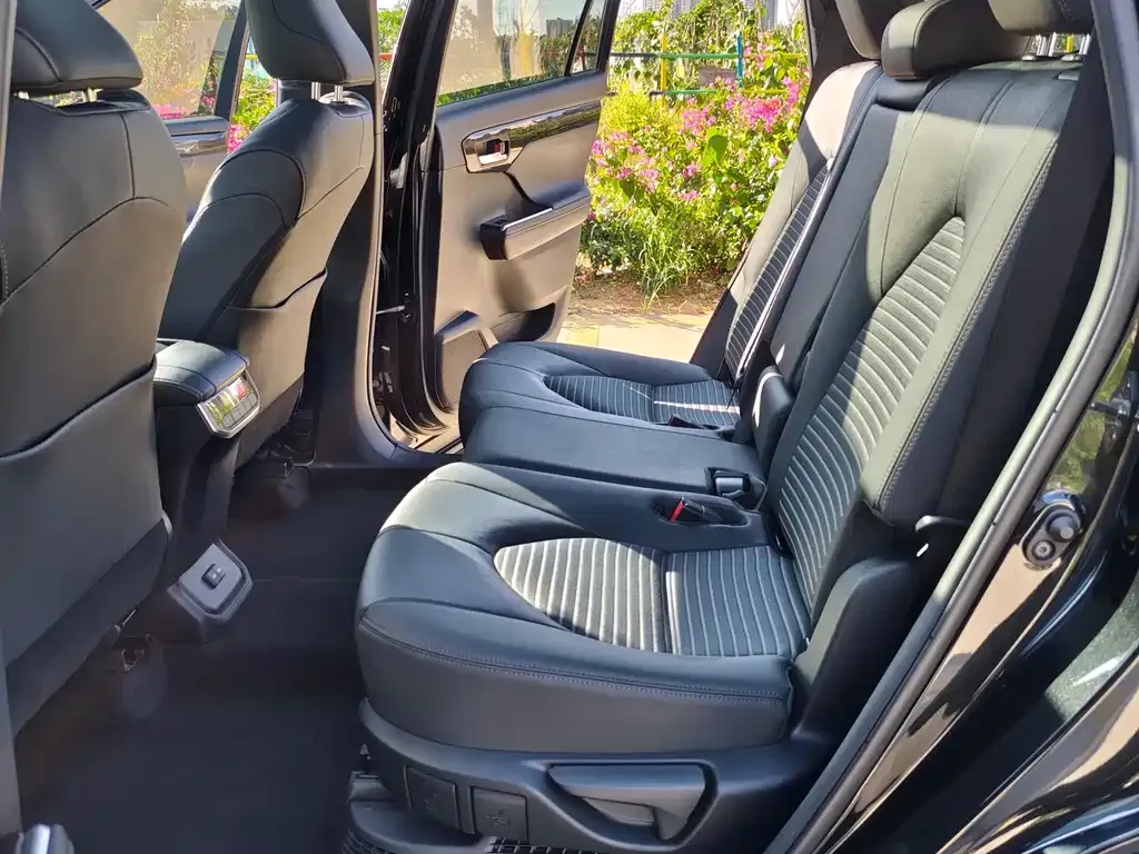 Toyota Crown Kluger 2023 из CN, фото 9