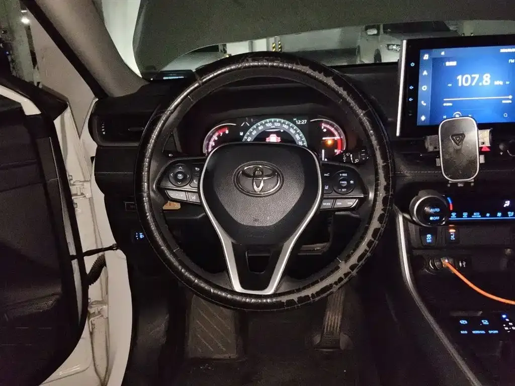 Toyota RAV4 — фото 9