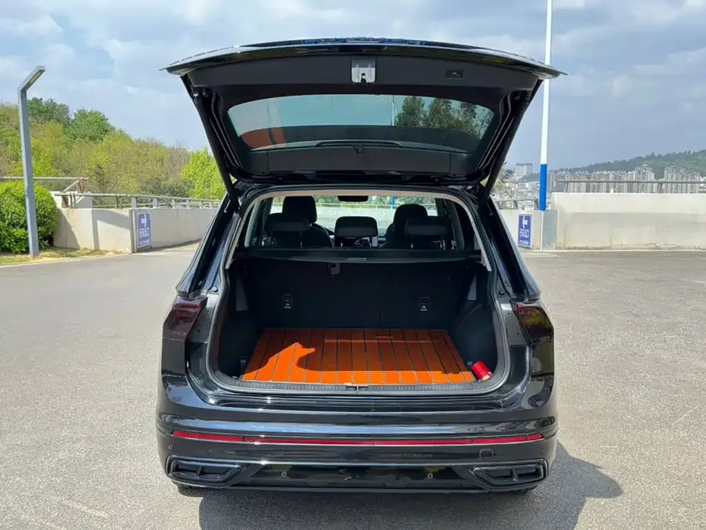Volkswagen Tiguan L — фото 2