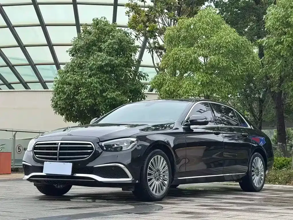 Mercedes-Benz E-Class — фото 1