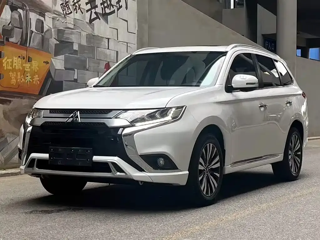 Mitsubishi Outlander — фото 1