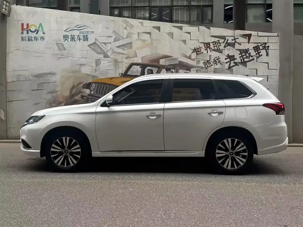 Mitsubishi Outlander — фото 10