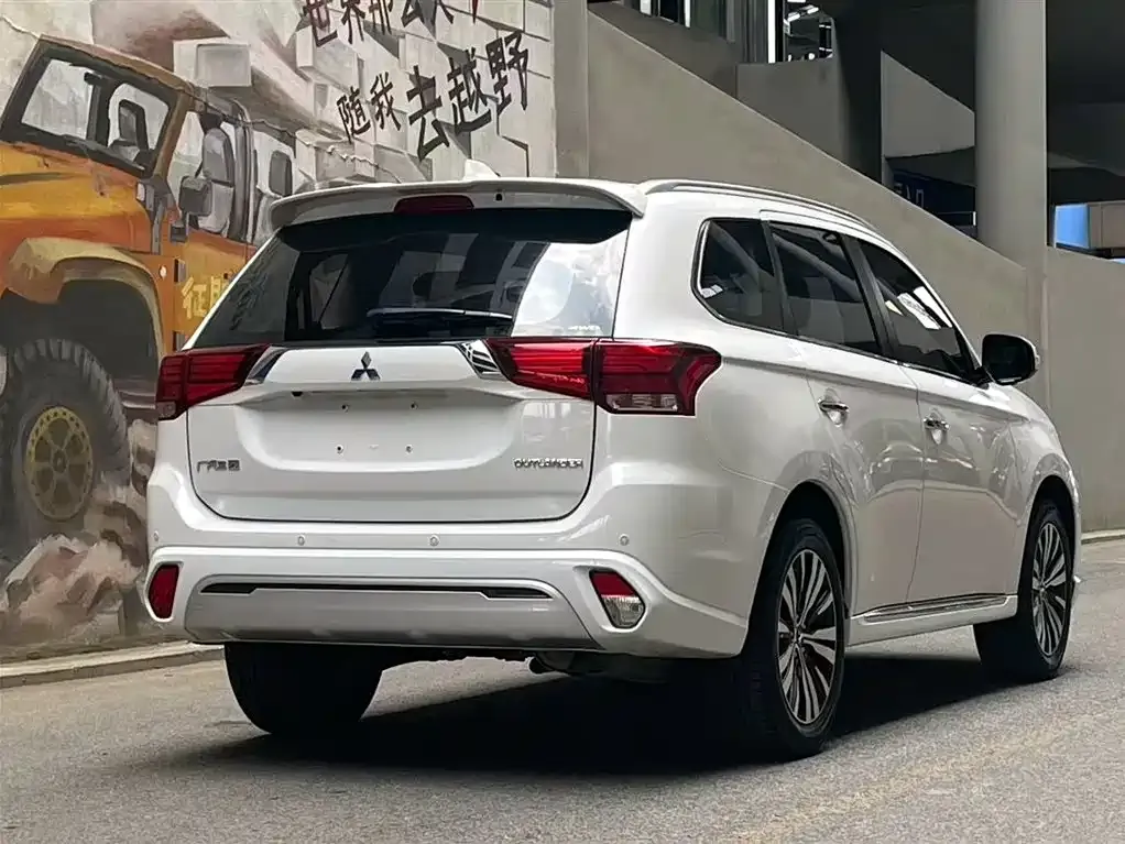 Mitsubishi Outlander — фото 8