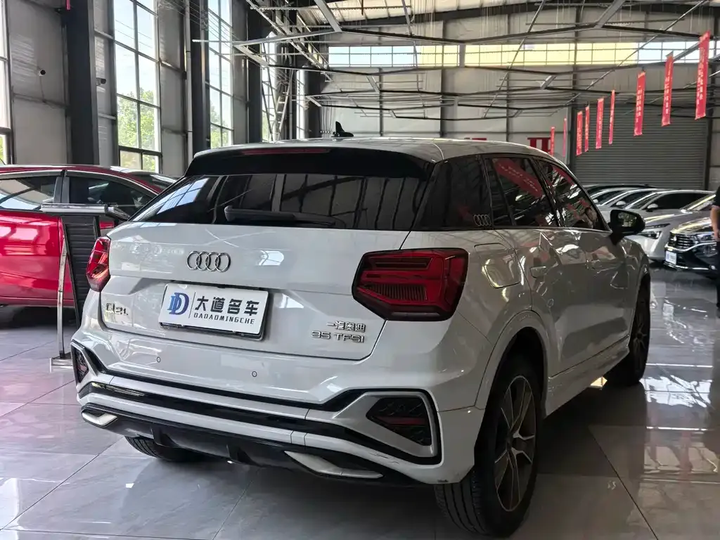 Audi Q2L — фото 6