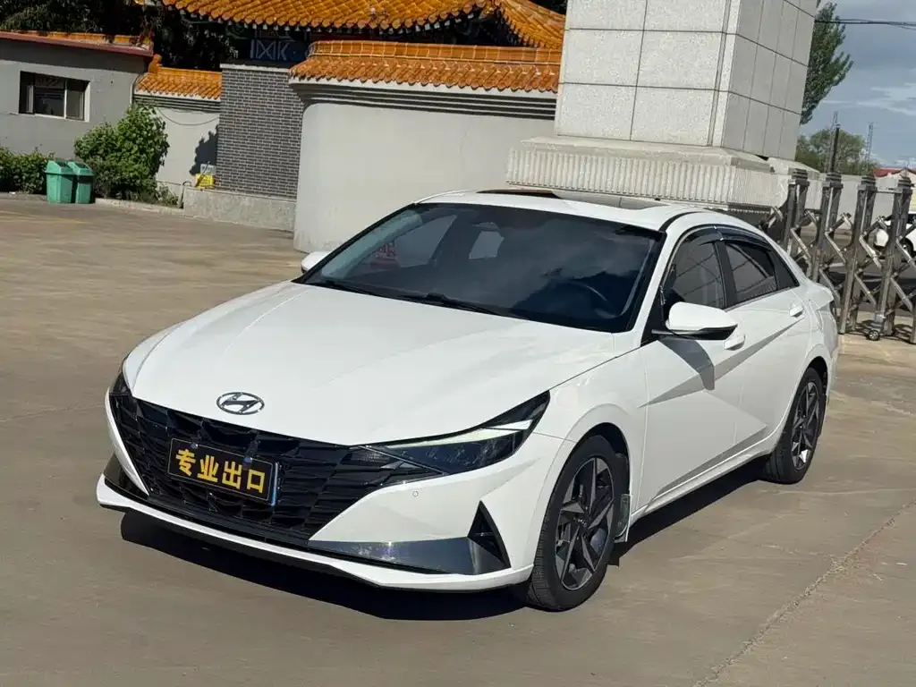 Hyundai Elantra — фото 1