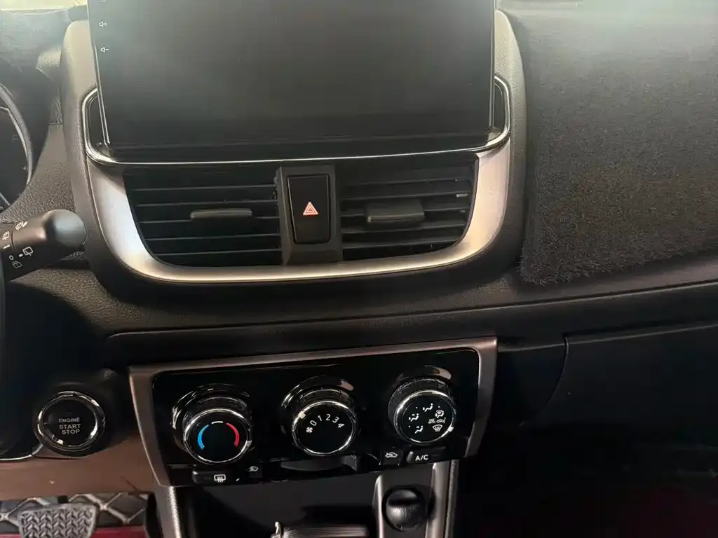 Toyota Yaris L — фото 3