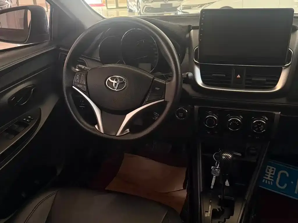 Toyota Yaris L — фото 2