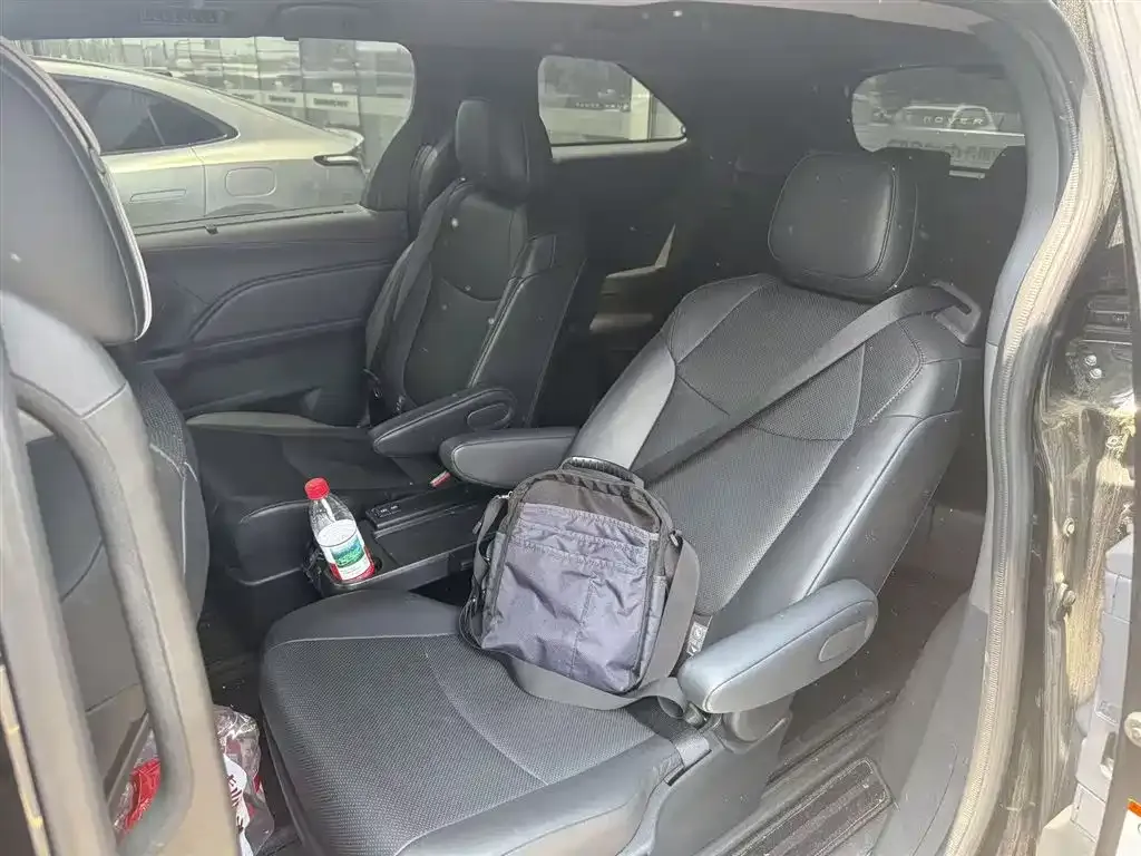 Toyota Granvia — фото 3