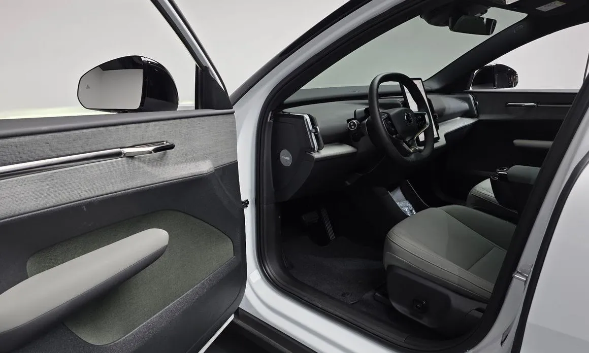 Volvo EX30 2026 из KR, фото 7