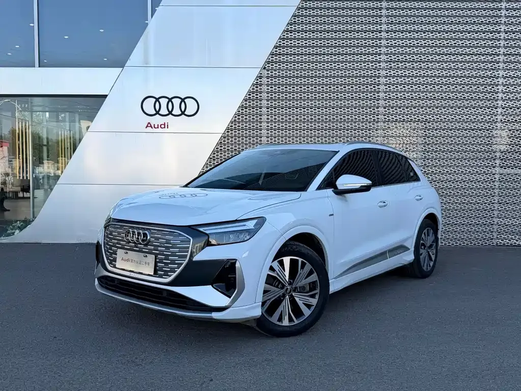 Audi Q4 e-tron — фото 1