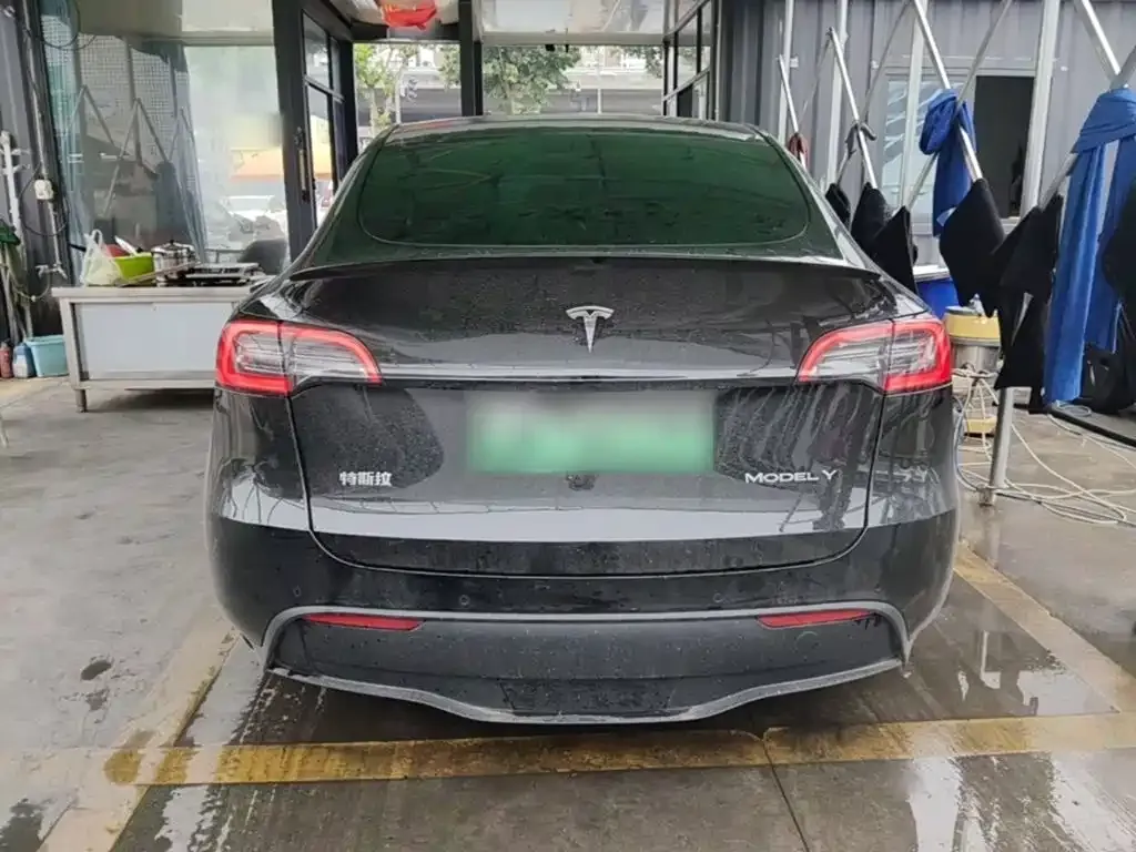 Tesla Model Y — фото 8