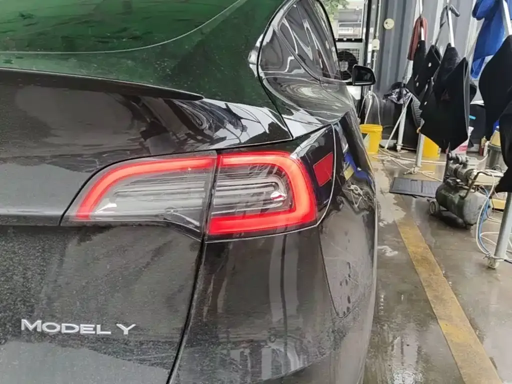 Tesla Model Y — фото 10