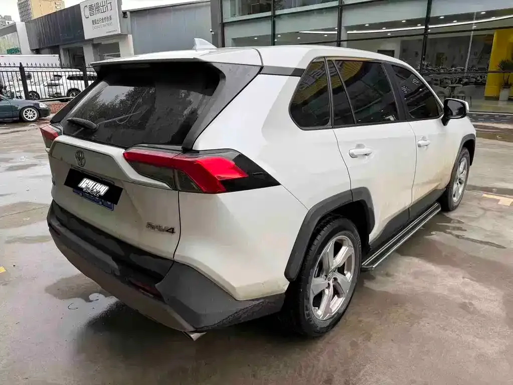 Toyota RAV4 2023 из CN, фото 5