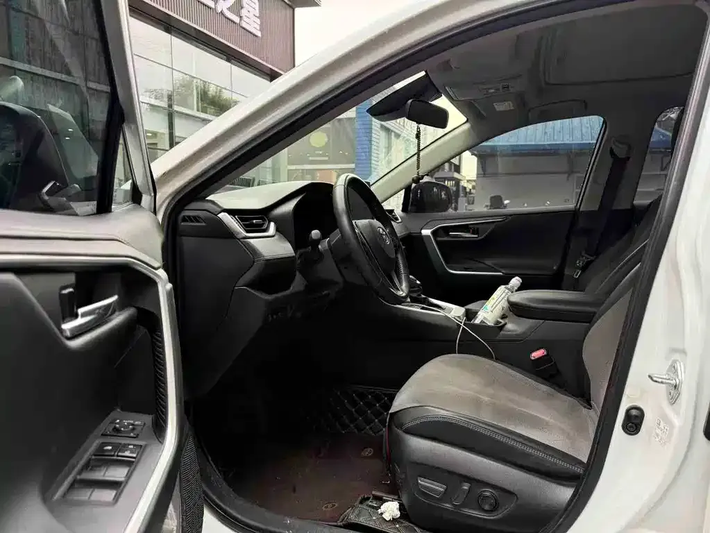 Toyota RAV4 2023 из CN, фото 4