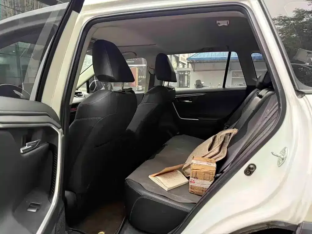 Toyota RAV4 2023 из CN, фото 2