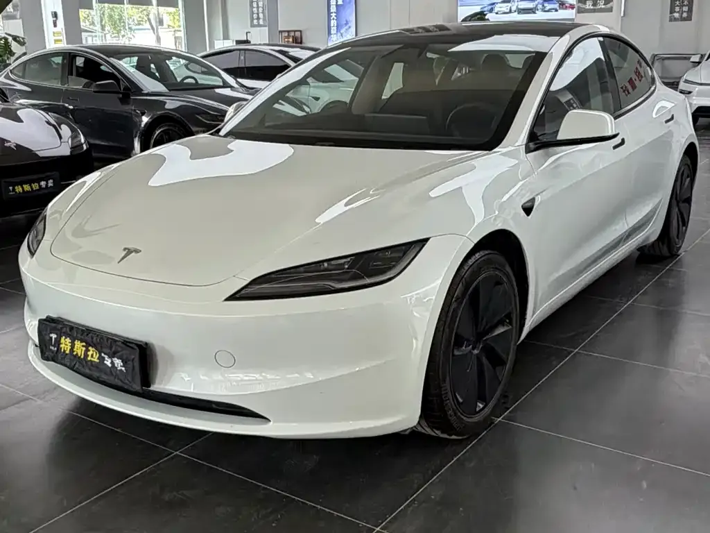 Tesla Model 3 — фото 1