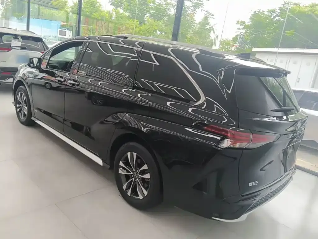 Toyota Granvia — фото 2