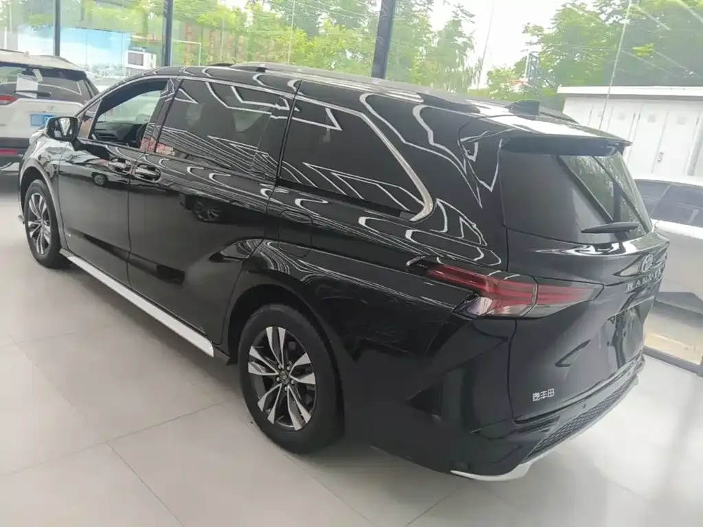 Toyota Granvia — фото 10