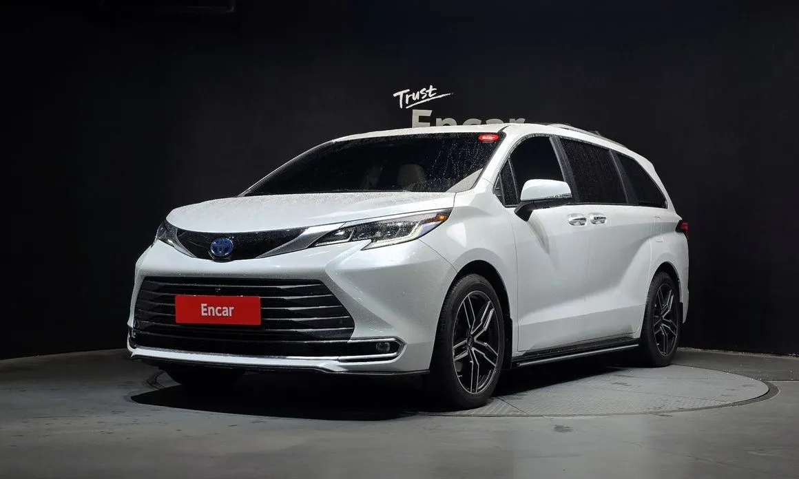 Toyota Sienna — фото 1