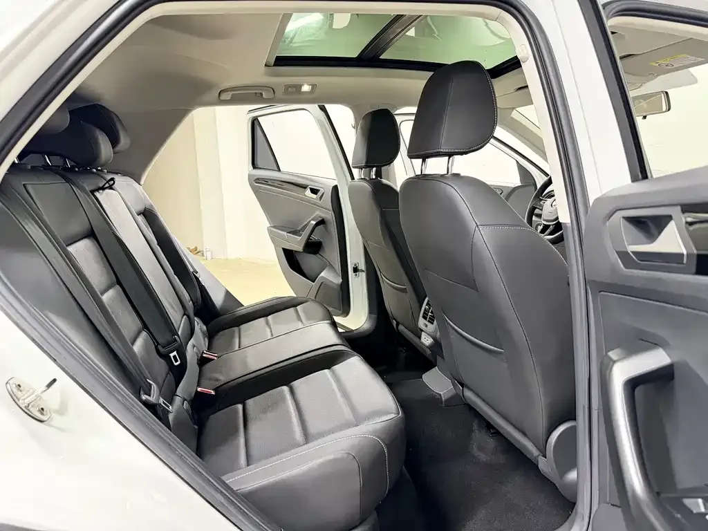 Volkswagen T-Roc — фото 6