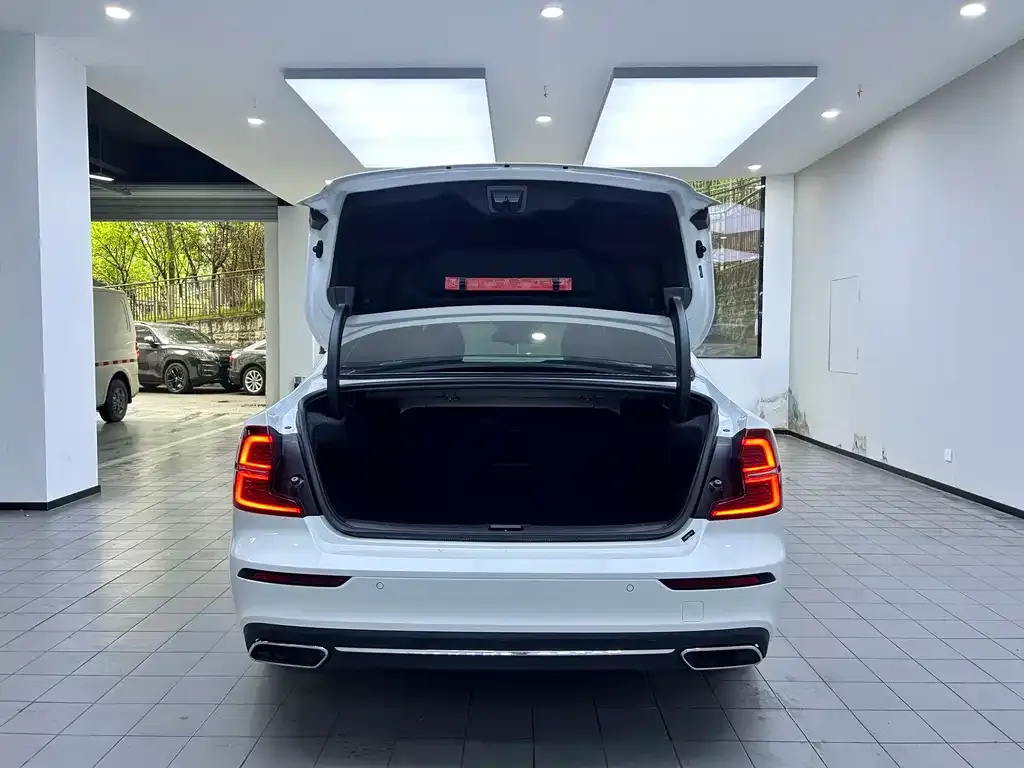 Volvo S60 2022 из CN, фото 4