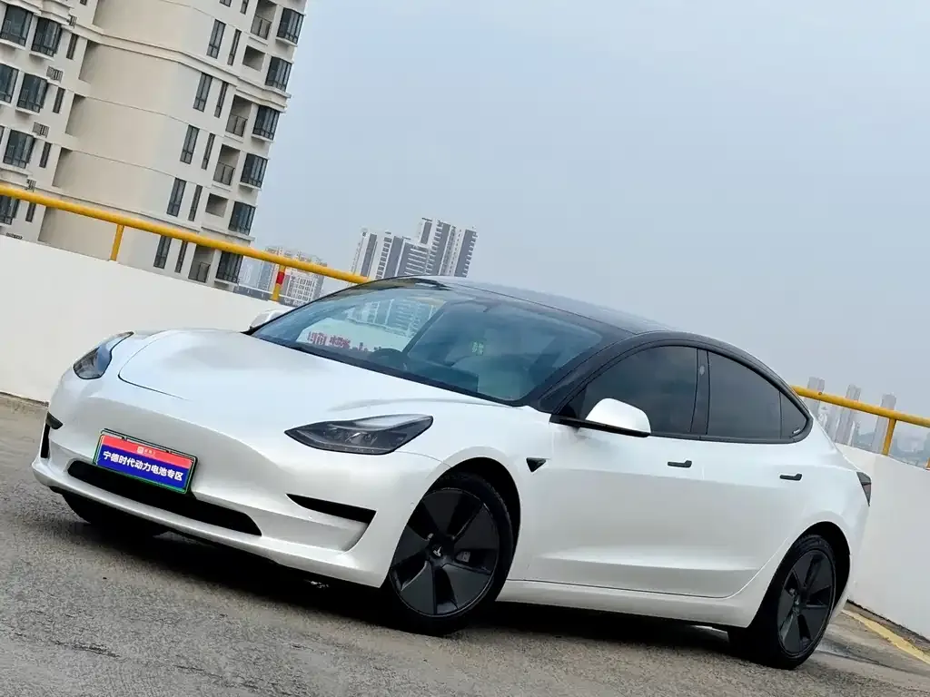 Tesla Model 3 — фото 1