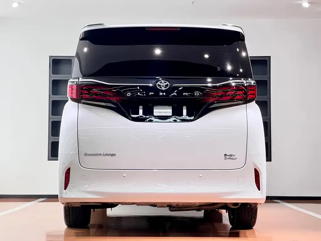 Toyota Alphard — фото 10