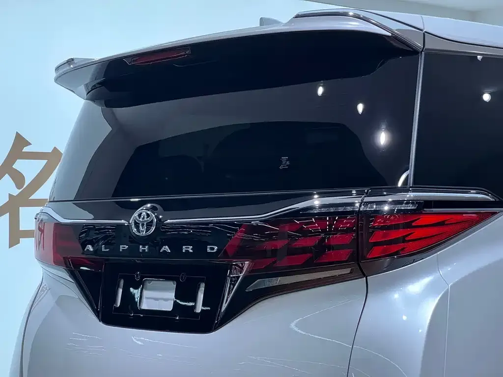 Toyota Alphard — фото 8