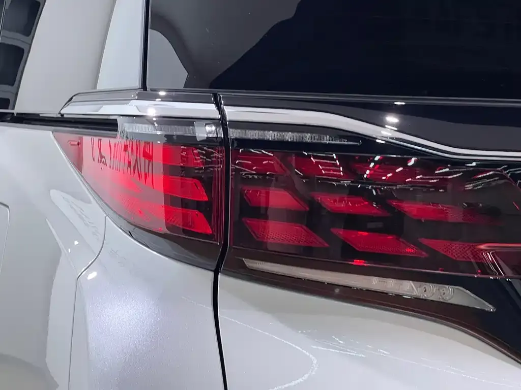 Toyota Alphard — фото 6